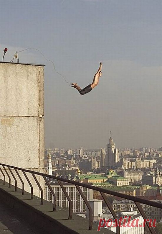 За секунду до того, как он поймет, что трос был слишком короткий