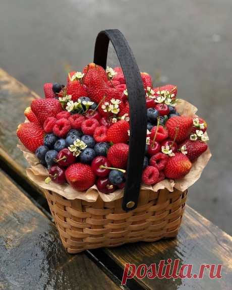 ….Какое слово сладкое -Июль !
   В нем вкус черешен ,
    аромат клубники…..🫐