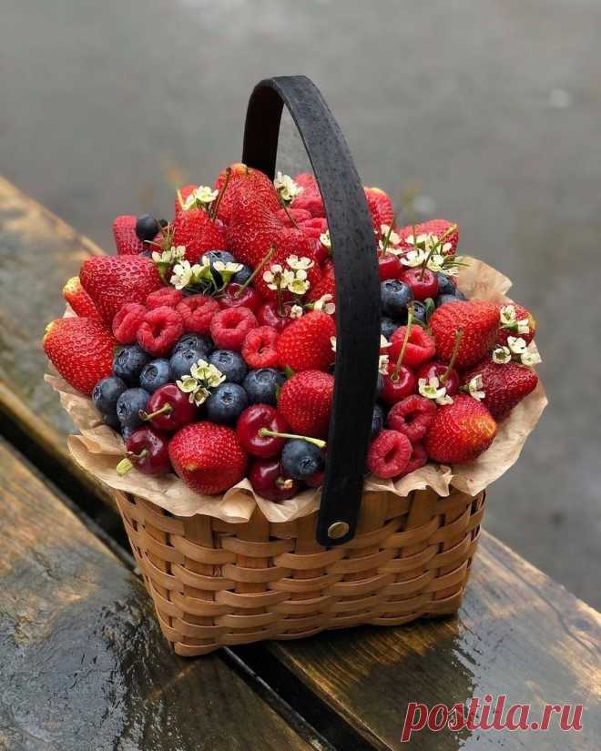 ….Какое слово сладкое -Июль !
   В нем вкус черешен ,
    аромат клубники…..🫐