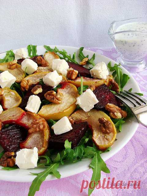 Салат с печеной свеклой, яблоками и сыром фета