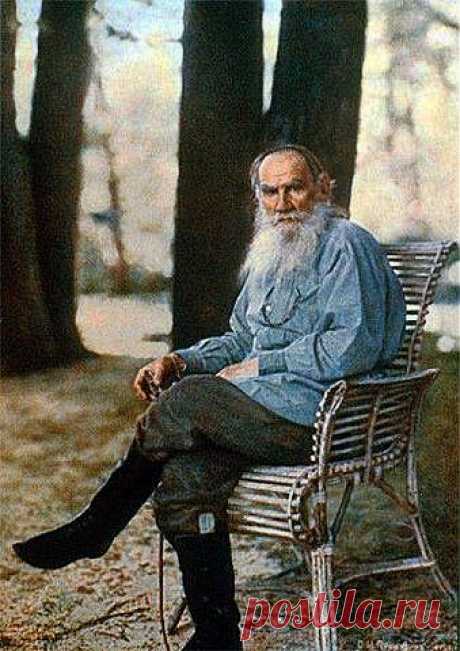 Это – единственная цветная фотография Льва Николаевича Толстого, сделанная в 1908 году уникальным русским фотографом Сергеем Прокудиным-Горским. Он одним из первых научился делать изображения цветными, чем восхитил императора Николая II и получил право по