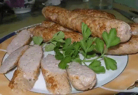 Домашние куриные сосиски намного вкуснее Дети съедают по несколько штук за раз! 
Ингредиенты: 
Куриное филе — 500 г 
Яйцо — 1 шт. 
Масло сливочное — 50 г 
Молоко — 100 мл 
Соль — по вкусу 
Перец черный молотый — 2 щепотки 
Паприка молотая — 0,5 ч. л. 
Кориандр — 0,5 ч. л 
Приготовление: 
Подготовьте продукты для сосисок. Вымойте тщательно мясо. 
Порежьте мясо на кусочки и пропустите через мясорубку или измельчитель. В процессе добавьте кусочек масла и продолжите перемешивание мяса. 
Добавьте сыр