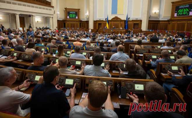 Рада приняла закон, возвращающий независимость антикоррупционным органам. В Верховной раде Украины прошло голосование по законопроекту, который восстановил независимость антикоррупционных ведомств. Неделей ранее депутаты эту независимость упразднили