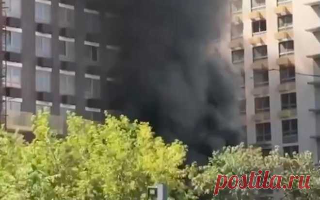 Пожар в строящейся многоэтажке на севере Москвы. Видео. На Большой Академической улице в Тимирязевском районе Москвы потушили пожар в строящейся многоэтажке, на верхних этажах которой оказались заблокированы рабочие.