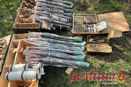 Полицейские нашли три тайника с боеприпасами в Херсонской области. В Херсонской области полицейские нашли три схрона с боеприпасами. Cотрудники МВД нашли один из тайников в водосточной трубе рядом с селом Любимо-Павловка. Они изъяли из него семь ящиков с патронами. Кроме того, недалеко от села Веселое в траве силовики нашли 12 противотанковых гранат.