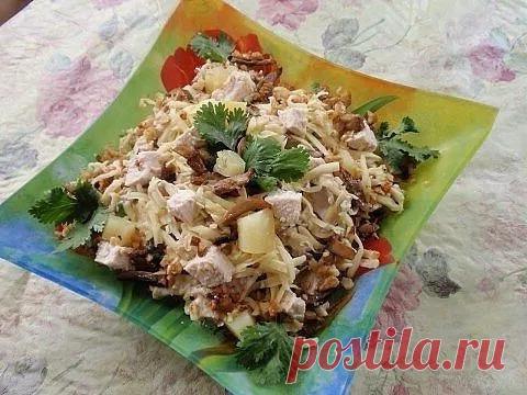 САЛАТ «СЫТЫЙ КУМ»ПОНАДОБИТСЯ:1 куриное филе 1 банка консервированных ананасов100 г. голландского сыра 100 г. шампиньонов5 грецких ореховкинзамайонезПРИГОТОВЛЕНИЕ:1. Куриное филе отварить, подсолить. Охладить, нарезать кубиками.2. Шампиньоны нарезать ломтиками, обжарить до золотистого цвета.3. Слить сок с ананасов, нарезать кубиками.4. Грецкие орехи обжарить, очистить от шелухи.5. Сыр натереть н...