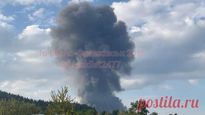 Мощный взрыв произошел под Ивано-Франковском на западе Украины. В Ивано-Франковской области произошел мощный взрыв, сообщает в Telegram украинское издание "Страна.ua". По информации СМИ, взрыв произошел в районе села Стрымба. Очевидцы публикуют в сети кадры с места происшествия, на которых ...
