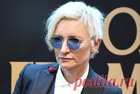 Арбенина назвала слухи о причине отмены ее концертов «диванным пинг-понгом». Российская певица и лидер рок-группы «Ночные снайперы» Диана Арбенина призвала не размышлять о причинах отмены ее гастрольного тура. «Предлагаю прекратить псевдополитический диванный пинг-понг. Утомило. Я не стану комментировать ни один пост на тему концертов», — написала артистка в своем Telegram-канале.