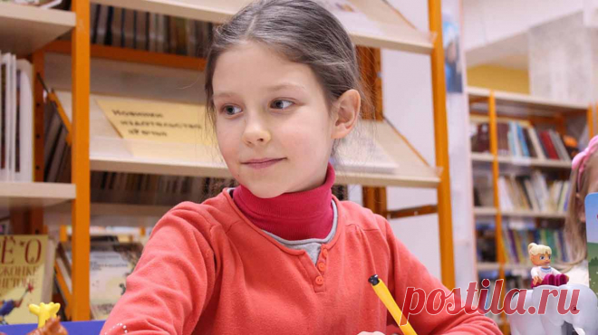 Далеко не все дети понимают деление и умножение с первого раза, поэтому родителям приходится дома подробнее разбирать эти процессы. Сегодня расскажем, как это сделать проще для ребенка.