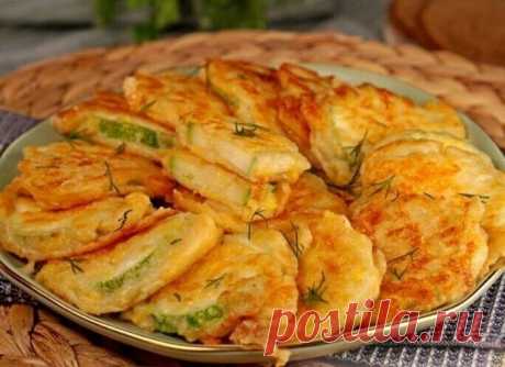 Если жарить кабачки, то в кляре!
Продукты:
Кабачок молодой - 240 г (1 шт.)
Сыр твёрдый - 120 г
Кефир - 200 мл
Мука - 50 г (примерно 3 ст. ложки)
Масло растительное - 45 мл (3 ст. ложки)
Соль - 1/5 ч. ложки (по вкусу)
Чеснок сушёный - 1/2 ч. ложки
У кабачка отрезаем хвостики. Нарезаем кабачок кружочками толщиной примерно 0,3-0,5 см.
Сыр натираем на крупной тёрке.
Кефир вливаем в миску. Добавляем соль и чеснок. Перемешиваем.
Сыр перекладываем в кефир.
Добавляем муку, хорошо ...