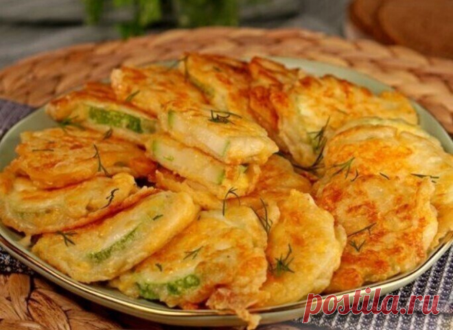 Если жарить кабачки, то в кляре!
Продукты:
Кабачок молодой - 240 г (1 шт.)
Сыр твёрдый - 120 г
Кефир - 200 мл
Мука - 50 г (примерно 3 ст. ложки)
Масло растительное - 45 мл (3 ст. ложки)
Соль - 1/5 ч. ложки (по вкусу)
Чеснок сушёный - 1/2 ч. ложки
У кабачка отрезаем хвостики. Нарезаем кабачок кружочками толщиной примерно 0,3-0,5 см.
Сыр натираем на крупной тёрке.
Кефир вливаем в миску. Добавляем соль и чеснок. Перемешиваем.
Сыр перекладываем в кефир.
Добавляем муку, хорошо ...