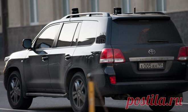 В пабликах соцсетей бурно начали обсуждать автомобили с проблесковыми маячками черного цвета. Так что означает 