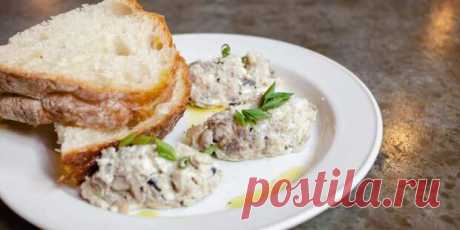 Паштет из селёдки с яйцом и маринованным огурцом - Будет вкусно - 22 апреля - 43685233729 - Медиаплатформа МирТесен Изюминку во вкус этой рыбной намазки добавят пикантные маслины. Ингредиенты Яйцо 1 штука Филе солёной селёдки 200 г Маринованный огурец 1 штука Маслины без косточек 30–50 г Приготовление Яйцо отварите вкрутую за 10 минут. Остудите. Рыбное филе и огурец нарежьте кусочками. Измельчите в блендере - 22 апреля - 43685233729 - Медиаплатформа МирТесен
