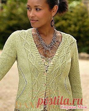 Жакет «Пальметто». Спицы. Классический женский вязаный жакет имеет по бокам рисунки в виде ромбов, которые визуально делают талию более тонкой. По краю полочек проходит коса из маленьких ромбов.