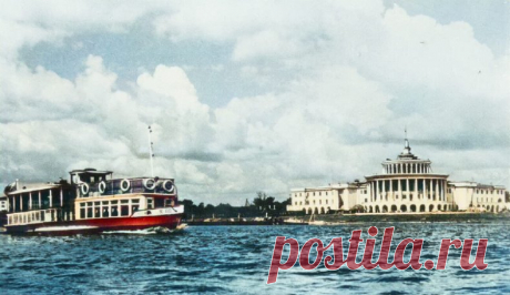 Калинин. У Речного вокзала. Колоризированное фото. 1950-е годы.