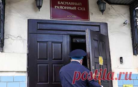 Обвиняемым в хищении 200 млн рублей на &quot;Пушкинской карте&quot; просят до девяти лет. Владельцам карт похитители через интернет предлагали приобрести билеты на концерты без цели их посещения, отметил Басманный суд Москвы