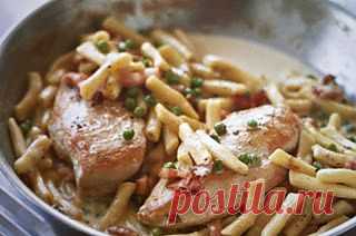 Обалденная жаренная курочка с чесночным соусом и вкуснейшее пенне в сырно-сливочном соусе.