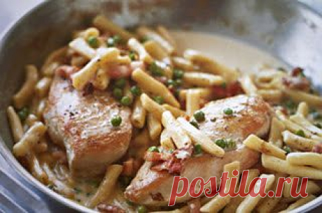 Обалденная жаренная курочка с чесночным соусом и вкуснейшее пенне в сырно-сливочном соусе.