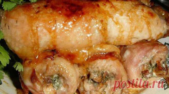 Куриные рулетики с грибами и сыром под соусом