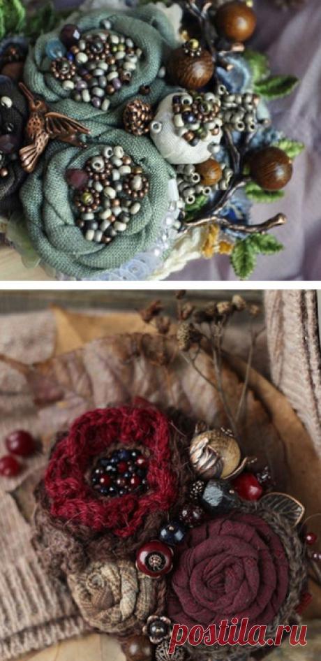 Мастерица быстро сметала края ленты и восхитила роскошными текстильными цветами! Их так легко сделать своими руками!