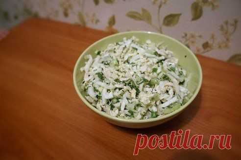 Салат для сушки тела

100гр - 75,6, Белки - 7,1, Жиры - 3, Углеводы - 1,46 

пекинская капуста 250гр, 
стебель сельдерея 100гр,
сыр 20% 40гр,
масло оливковое 4гр (1 ч.л.), 
куриная грудка 200гр, 
яйцо варенное в крутую -1шт
зеленый лук 5гр, укроп 2гр, петрушка 2гр