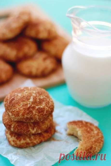 Печенье Snickerdoodle

Ингредиенты:

Мука — 2+3/4 чашки
Соль — 1/4 ч. л.
Разрыхлитель — 10 г
Сливочное масло комнатной температуры — 200–220 г
Сахар — 1+3/4 чашки
Корица — 2 ст. л.
Яйца — 2 шт.

Приготовление:

1. Просеять муку с разрыхлителем и солью, отложить в сторону.
2. В отдельной миске взбить масло с 1 1/2 стаканом сахара в течение двух минут до легкой воздушности. Добавить яйца и снова взбить до однородности.
3. Добавить к этой смеси сухие ингредиенты и месить тест...