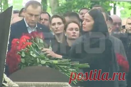 Прошептавшую последние слова над гробом девушку Старовойта сняли на видео