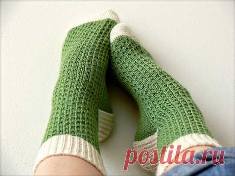 Носочки с простым рельефным узором Hermione’s Everyday Socks by Erica .Понадобится.Тонкая теплая пряжа (около 400 м. в 100 г.)Чулочные спицы № 2 или другой размер спиц, подходящих по плотности вязания.Плотность вязания: 36 пет. = 10 см.Размер рассчитан на толщину средней женской ноги, длину можно варьировать.Рельефный узор...