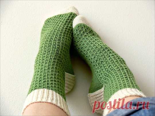 Носочки с простым рельефным узором Hermione’s Everyday Socks by Erica .Понадобится.Тонкая теплая пряжа (около 400 м. в 100 г.)Чулочные спицы № 2 или другой размер спиц, подходящих по плотности вязания.Плотность вязания: 36 пет. = 10 см.Размер рассчитан на толщину средней женской ноги, длину можно варьировать.Рельефный узор...