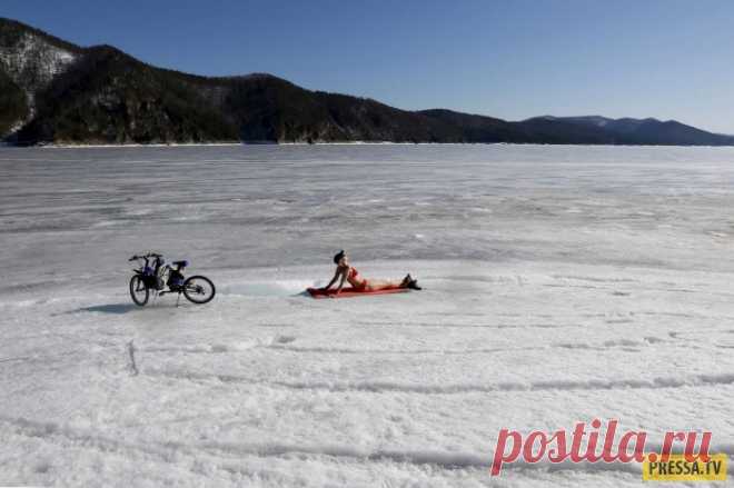 Одни и те же места, но в разное время года зимой и летом на Енисее (14 фото) | Чёрт побери На Енисее, который простирается на 3000 км от Южной Сибири до Северного Ледовитого океана, бесстрашные и безрассудные - так говорят некоторые местные жители о тех кто загорает в окружении снега и льда, или плавают в ледяной воде. Температура в зимний период в Сибири достигает минус 50 градусов по Цельсию и еще ниже в северных регионах, а уже летом сибиряки могут насладиться солнечным...