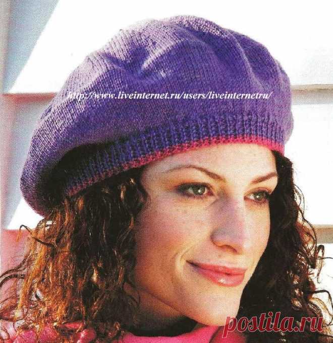 Синий берет спицами.