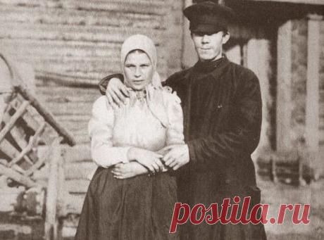 Первая брачная ночь на Руси. Особенности Первая брачная ночь на Руси устраивалась особым образом и имела очень много отличий от аналогичной традиции других наций. У народов Африки, Европы и Индии право первой ночи подразумевало интимный контакт невесты с посторонним мужчиной. Зачастую это был старейшина племени, знатный господин, а то и просто первый встречный.