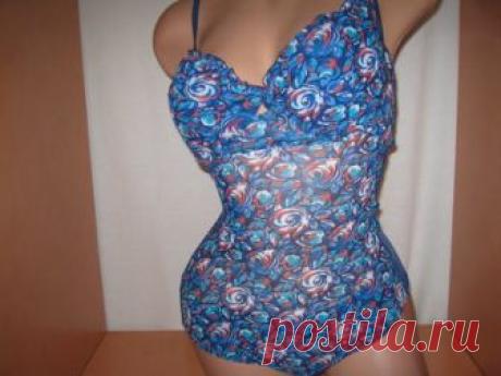 Сдельный синий купальник в цветах большие чашки: цельные, монокини
