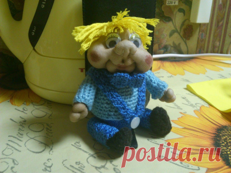 Пасхальный малыш как футляр для пасхального яйца.