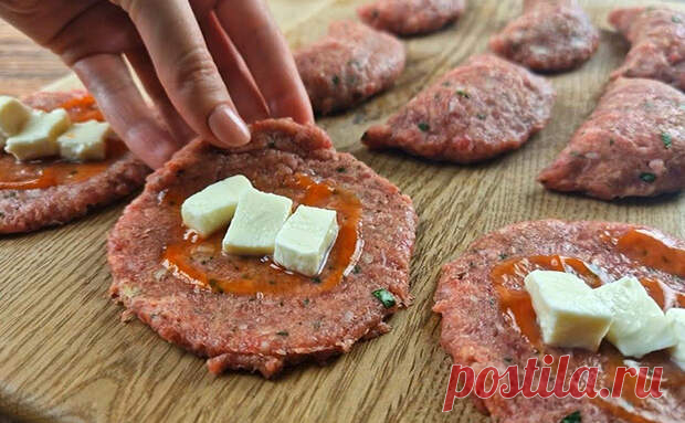 Чебуреки из фарша, но без грамма теста. Проще котлет, но в сто раз вкуснее - Будет вкусно - 8 сентября - 43613002618 - Медиаплатформа МирТесен Сочные чебуреки вкуснее всего делать и вовсе без теста, формируя их сразу из аппетитного фарша со специями. Внутри же у них останется сырная начинка с соусом, она придаст блюду совершенно новый вкус. Ингредиенты:350 г говяжьего фарша1 яйцо3 ст.л. панировочных сухарей30 г пармезана2 зубчика - 8 сентября - 43613002618 - Медиаплатформа МирТесен