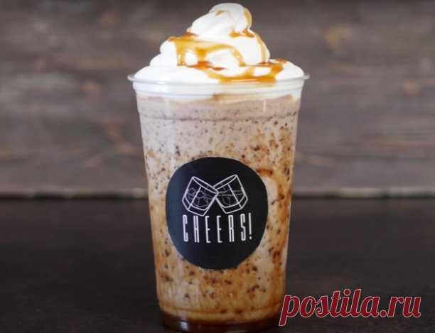 Фраппучино как в Starbucks

Фраппучино сделает ваш день чуточку вкуснее!

Ингредиенты:

Эспрессо (охлажденный) — 80 мл
Молоко — 200 мл
Лед — 250 г
Черный шоколад — 50 г
Шоколадный соус — 50 г
Взбитые сливки — для украшения
Карамельный соус — для украшения

На 100 г — 106 ккал

Приготовление:

1. Соедините в блендере молоко, шоколад и лед.
2. Взбейте до однородности.
3. Добавьте шоколадный соус и взбейте.
4. Добавьте эспрессо и взбейте.
5. Украсьте емкость для подачи караме...