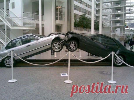 Памятник противостоянию BMW и Mercedes / Занимательная реклама