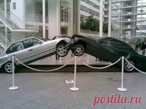 Памятник противостоянию BMW и Mercedes / Занимательная реклама