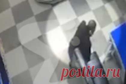 Полиция начала розыск пырнувших ножом в живот охранника подростков. В Курганской области полиция организовала розыск подозреваемых в тяжком преступлении подростков. ЧП произошло на заправке возле трассы Иртыш — Челябинск — Омск. Группа агрессивных подростков устроила конфликт с охранником в тамбуре заправочной станции. Школьник вонзил сотруднику нож в живот.
