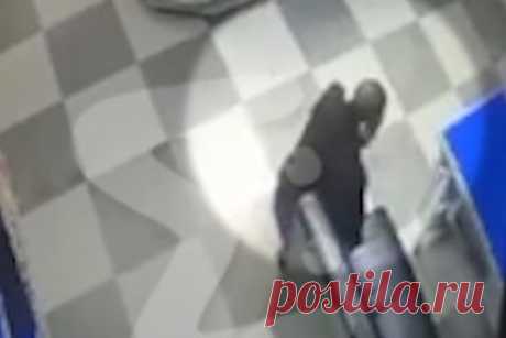 Полиция начала розыск пырнувших ножом в живот охранника подростков. В Курганской области полиция организовала розыск подозреваемых в тяжком преступлении подростков. ЧП произошло на заправке возле трассы Иртыш — Челябинск — Омск. Группа агрессивных подростков устроила конфликт с охранником в тамбуре заправочной станции. Школьник вонзил сотруднику нож в живот.