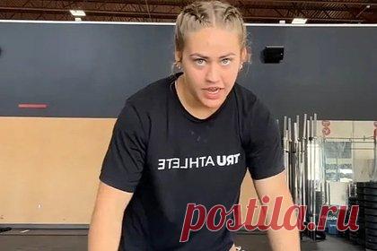 Внешность блогерши на видео в спортзале смутила зрителей. Блогерша с никнеймом @davisray показала свой внешний вид в спортзале и смутила зрителей. На размещенных кадрах девушка предстала в черной футболке с белой надписью и легинсах, оттенок которых был схож с цветом загорелой кожи. При этом она ответила на вопрос, как ощущает себя после занятий кроссфитом.