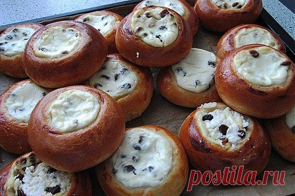 Ну о-очень аппетитные, пухленькие, ароматные и потрясающе вкусные ватрушки! Прям как в детстве!
"Ватрушки с творогом" Рецепт смотри здесь...