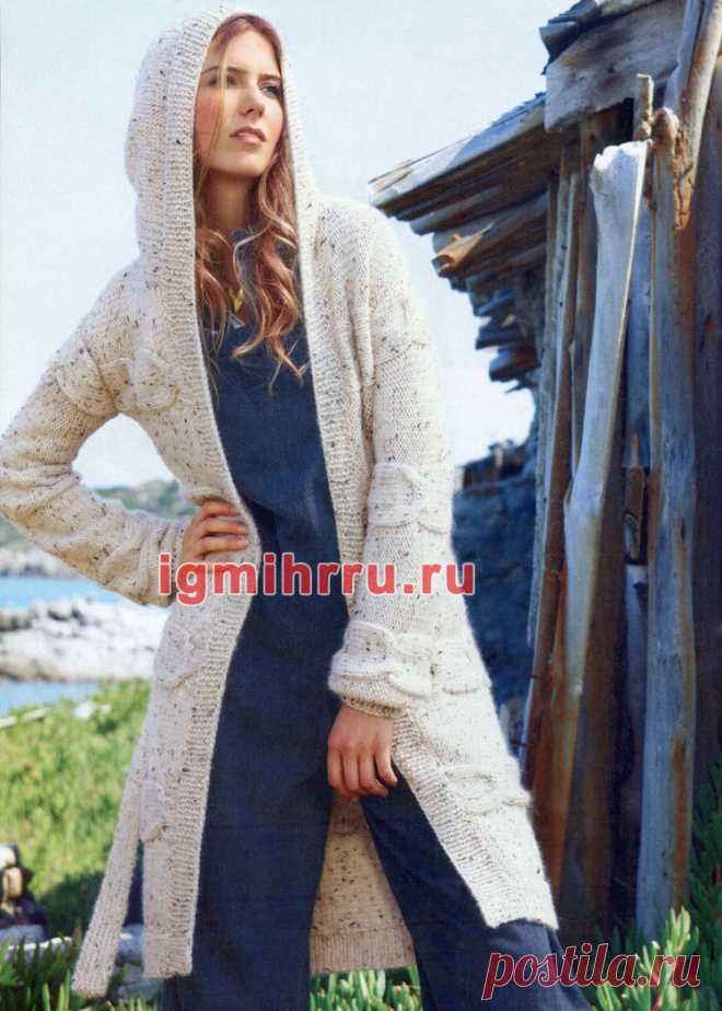 Светлое теплое пальто, связанное поперек. Вязание спицами