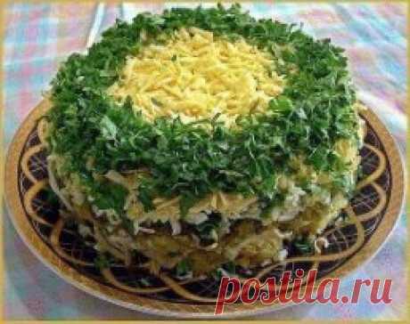 10 салатов с грибами
1. Салат из куриного филе, свежих огурцов и консервированных шампиньонов
Ингредиенты:
-2-3 вареных куриных филе,
-3 вареных вкрутую яйца,
-2 свежих огурца,
-1 небольшая луковица,
-1 небольшая банка консервированных шампиньонов,
-100 г сыра, майонез
Приготовление:
Куриное филе, огурцы, луковицу порезать кубиками. Из шампиньонов слить воду, при необходимости — порезать. Сыр натереть на мелкой терке. Из яиц вынуть желтки, а белки порезать соломкой. Выкладывать в салатник с