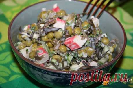 Салат из морской капусты с зеленым горошком, плавленым сыром и крабовыми палочками фото рецепт приготовления