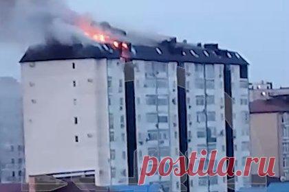 Мощный пожар площадью в тысячу «квадратов» в российском доме попал на видео. В жилом доме в Анапе вспыхнул пожар площадью в тысячу квадратных метров, очевидцы сняли возгорание на видео. Кадры публикует Telegram-канал Shot. На опубликованных изданием кадрах видно, что огонь охватил почти всю площадь дома в российском регионе. Жителей дома оперативно эвакуировали
