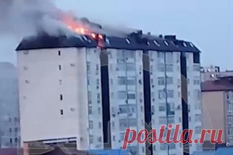 Мощный пожар площадью в тысячу «квадратов» в российском доме попал на видео. В жилом доме в Анапе вспыхнул пожар площадью в тысячу квадратных метров, очевидцы сняли возгорание на видео. Кадры публикует Telegram-канал Shot. На опубликованных изданием кадрах видно, что огонь охватил почти всю площадь дома в российском регионе. Жителей дома оперативно эвакуировали