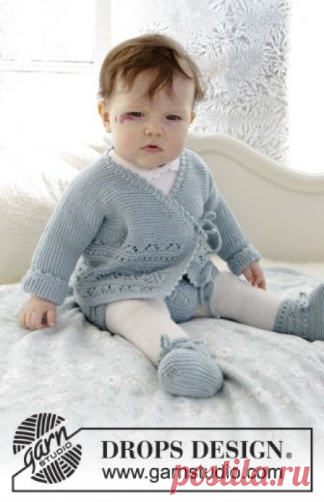 Odeta / DROPS Baby 31-3 - Gratis breipatronen van DROPS Design De set bestaat uit: Gebreid vest en sloffen met kantpatroon en ribbelsteek voor baby’s. Maten prematuur - 4 jaar. De set wordt gebreid in DROPS BabyMerino.