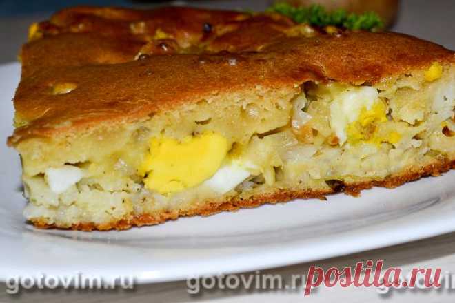 Заливной пирог на кефире с рисом, луком и яйцом. Рецепт с фото Заливной пирог - это пирог, в котором жидким тестом заливают начинку и запекают в духовке или мультиварке. По консистенции тесто для заливных пирогов очень похоже на тесто для оладий, и для замеса обязательно используются кисломолочные продукты: кефир, сметана, простокваша, йогурт. Начинка для пирога может быть абсолютно любая. В этом рецепте начинку для заливного пирога готовят из риса, жареного лука и вареных...