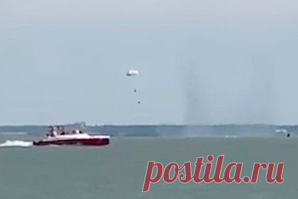 Штурмовик Су-25 рухнул в море на глазах у отдыхающих в Краснодарском крае. Что известно о катастрофе?. В Азовское море в районе Ейска Краснодарского края упал штурмовик Су-25. Информацию об этом подтвердили в пресс-службе Южного военного округа. Отдыхающие на пляже первыми стали свидетелями катастрофы. Люди изначально приняли происходящее за тренировку. Пилот военного штурмовика погиб.